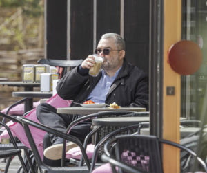 Karol Karski w lesie