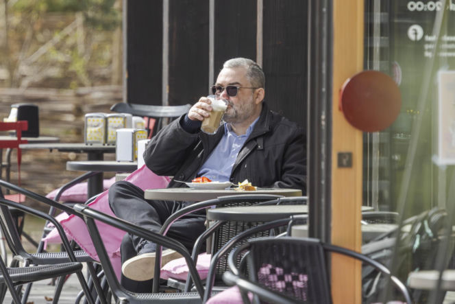 Karol Karski w lesie