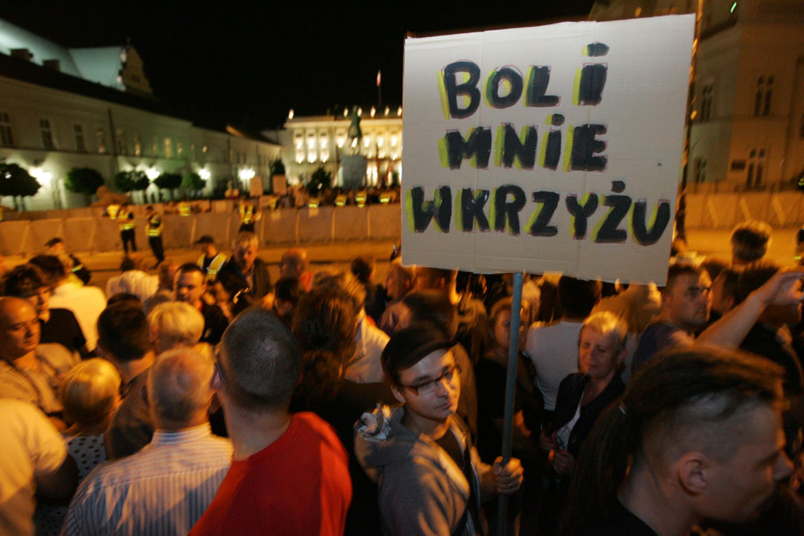 Demonstracja przeciwników pozostawania krzyża pod Pałacem