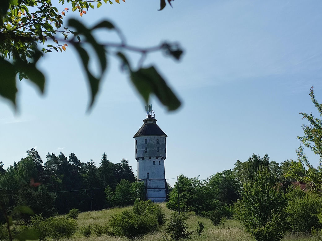 Prawie jak dom Muminków. Zabytkowa wieża na Mazurach zachwyca