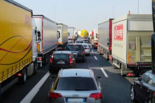 Karambol na A4. Zderzyło się 6 aut! Ogromne utrudnienia dla kierowców