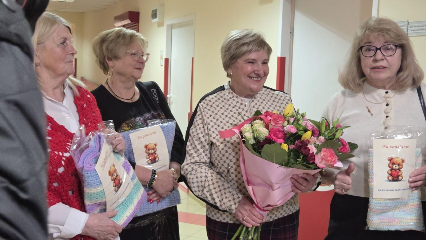 Kieleckie seniorki wydziergały kocyki dla wcześniaków