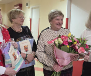 Kieleckie seniorki wydziergały kocyki dla wcześniaków