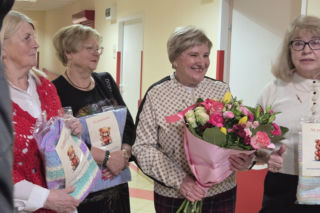 Kieleckie seniorki wydziergały kocyki dla wcześniaków