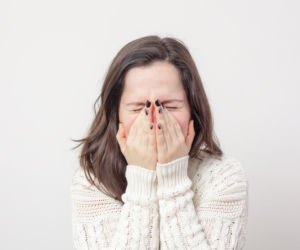 Kichnięcie to „bomba ciśnieniowa”. Zatykasz nos? Narażasz się na pęknięcie tkanek