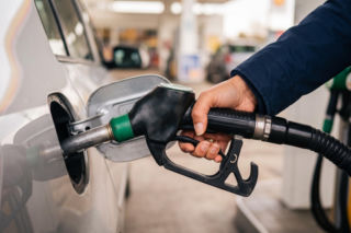 Hurtowe ceny paliw 17.07.2026. Mocne cięcia cen benzyny premium na tle drożejącej 95-tki i diesla