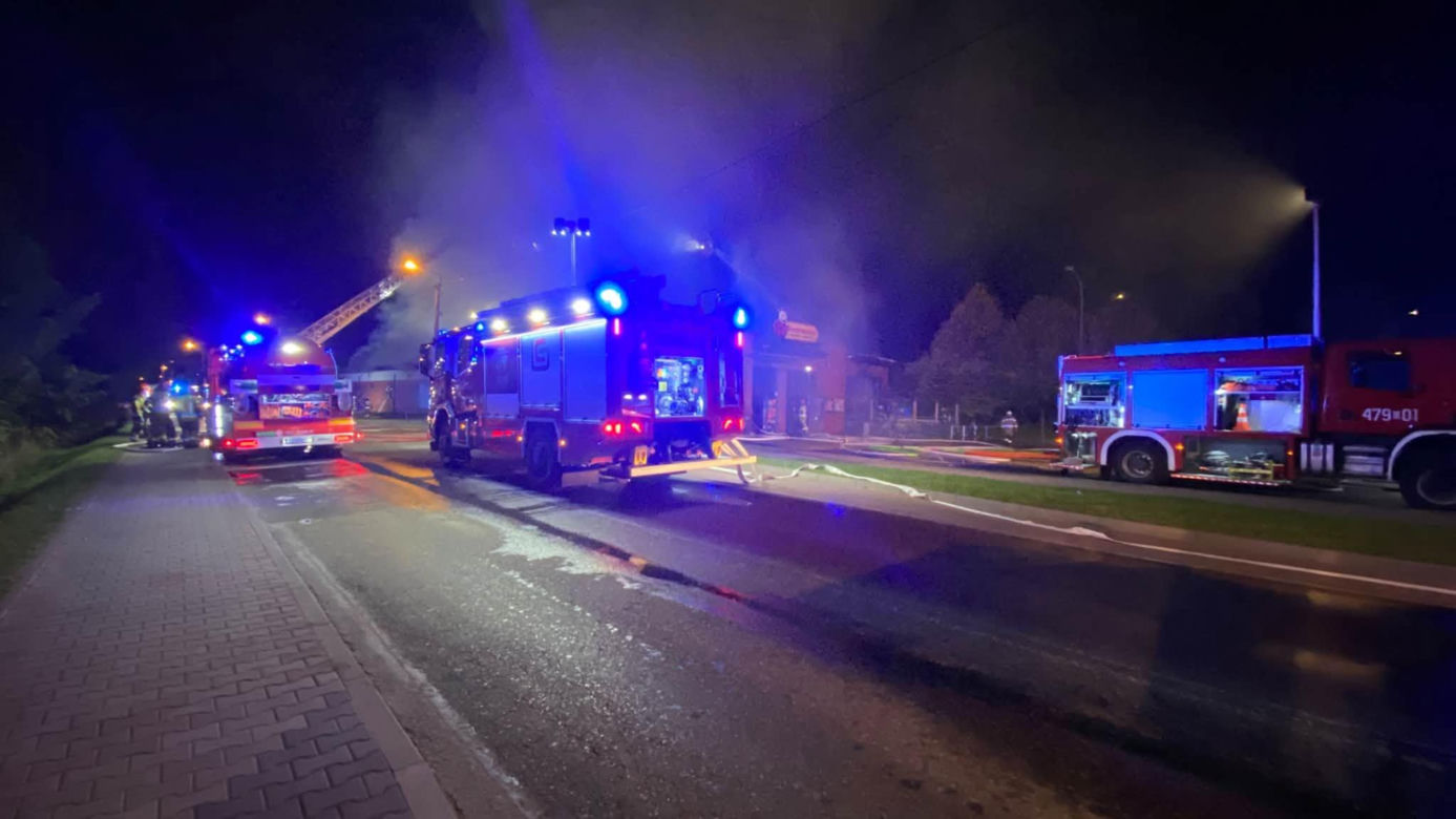 Potężny pożar Biedronki! Cały dach sklepu objęty ogniem, na miejscu ponad 80 ratowników