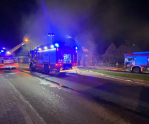 Potężny pożar Biedronki! Cały dach sklepu objęty ogniem, na miejscu ponad 80 ratowników