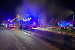Potężny pożar Biedronki! Cały dach sklepu objęty ogniem, na miejscu ponad 80 ratowników