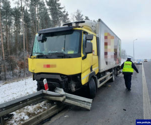 To mogło skończyć się tragicznie! Zasnął za kierownicą na drodze ekspresowej S7 [FOTO]