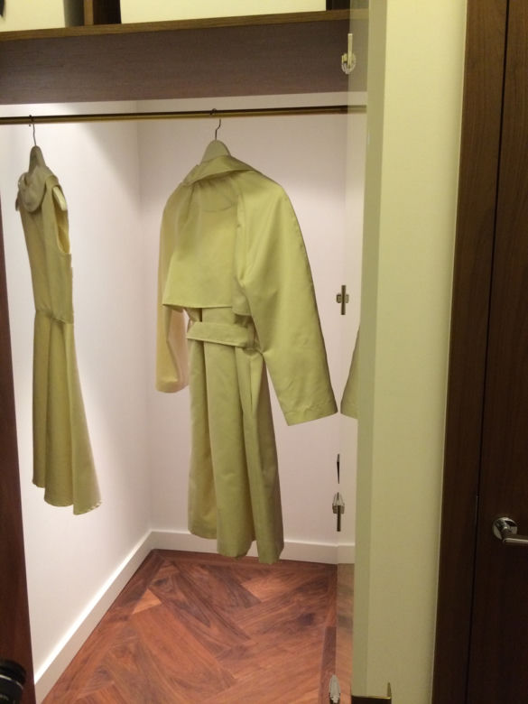 Podręczna garderoba w holu w nowoczesnym apartamencie