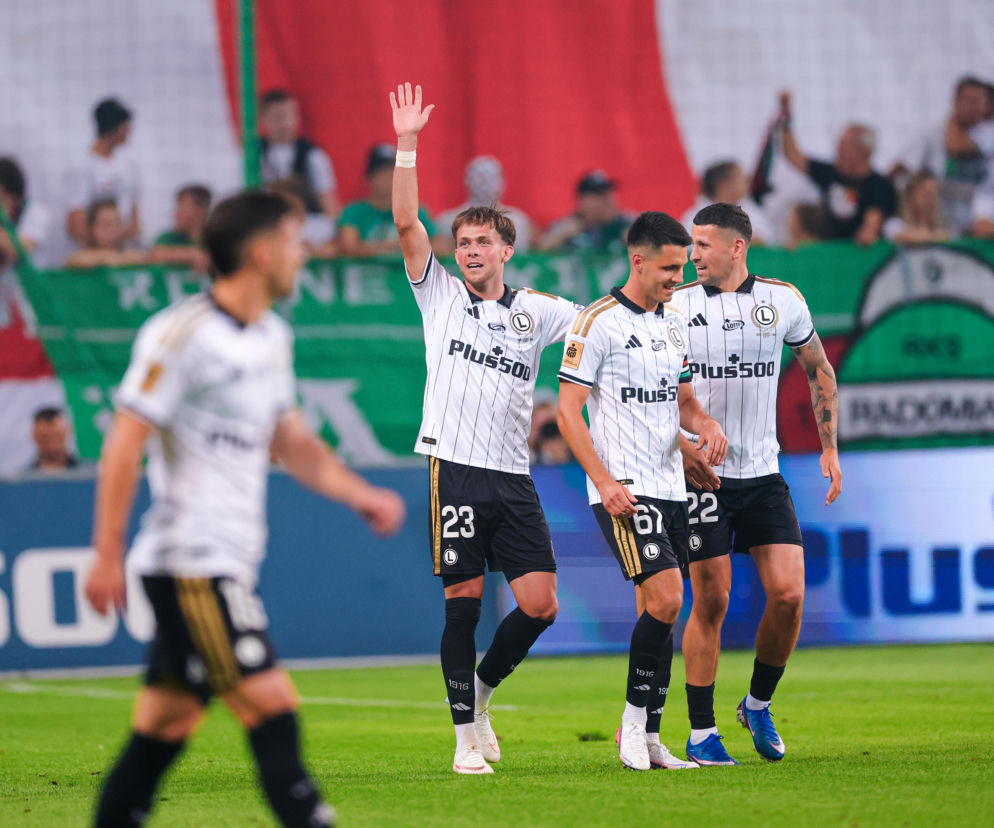 Cieszący się piłkarze Legii po golu. O remisie z Cracovią i passie bez porażki przeczytasz na SE Supersport.