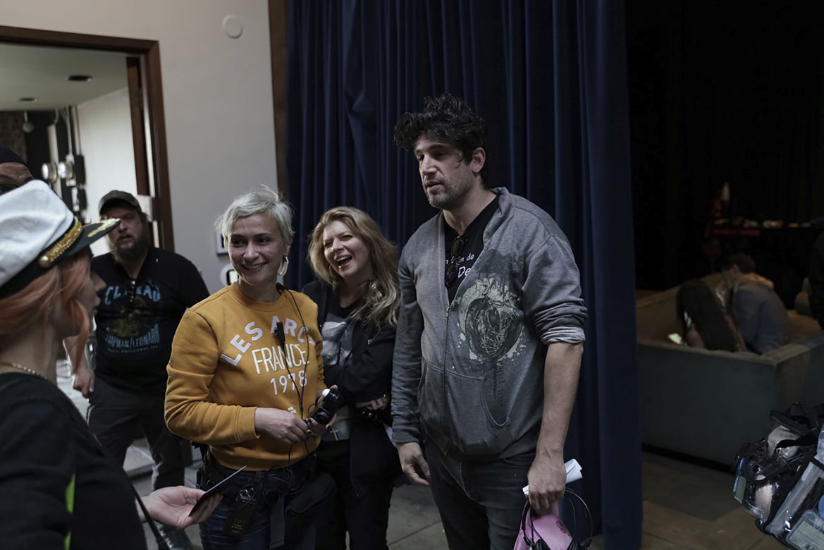 Po wstrząsającym, tragicznym wypadku na planie Alec Baldwin odwołuje wszystkie projekty. Musi dojść do siebie. Odwiedził wdowca po operatorce i jej dziecko. Wszyscy w żałobie.