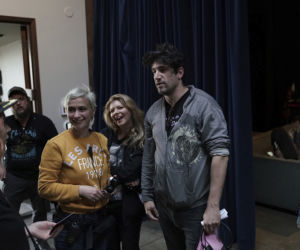 Po wstrząsającym, tragicznym wypadku na planie Alec Baldwin odwołuje wszystkie projekty. Musi dojść do siebie. Odwiedził wdowca po operatorce i jej dziecko. Wszyscy w żałobie.
