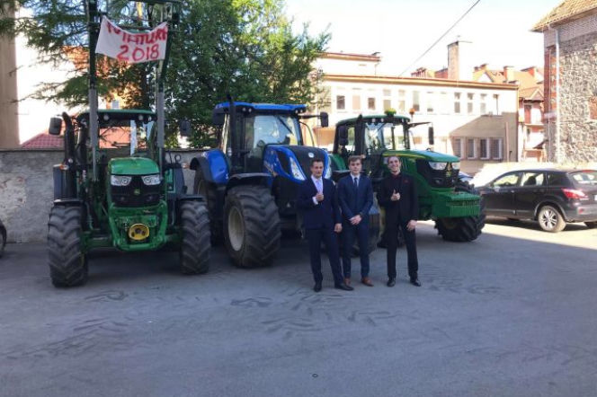 Traktorami przyjechali na maturę