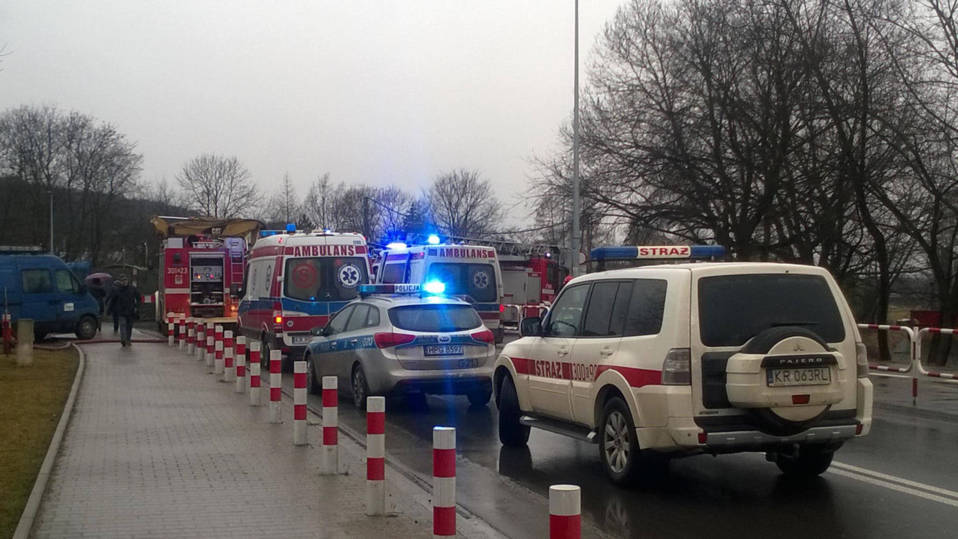 Pożar przy moście na Rudawie. Dwie osoby ranne [ZDJĘCIA]