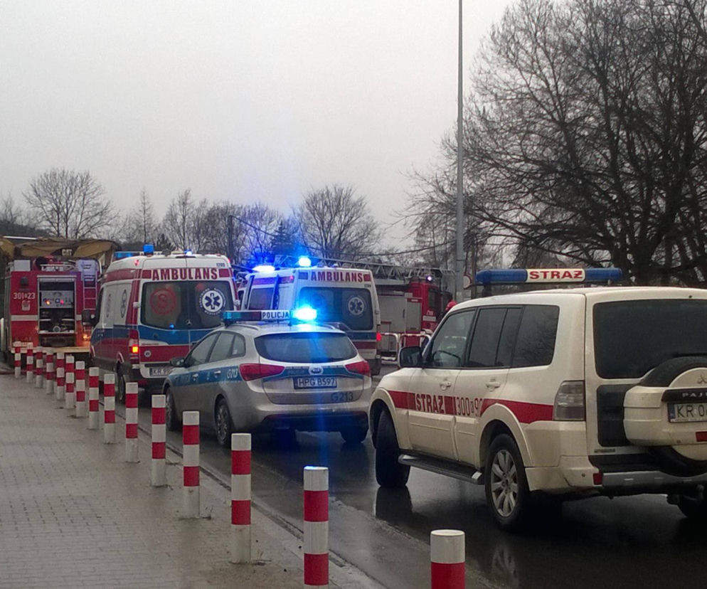 Pożar przy moście na Rudawie. Dwie osoby ranne [ZDJĘCIA]