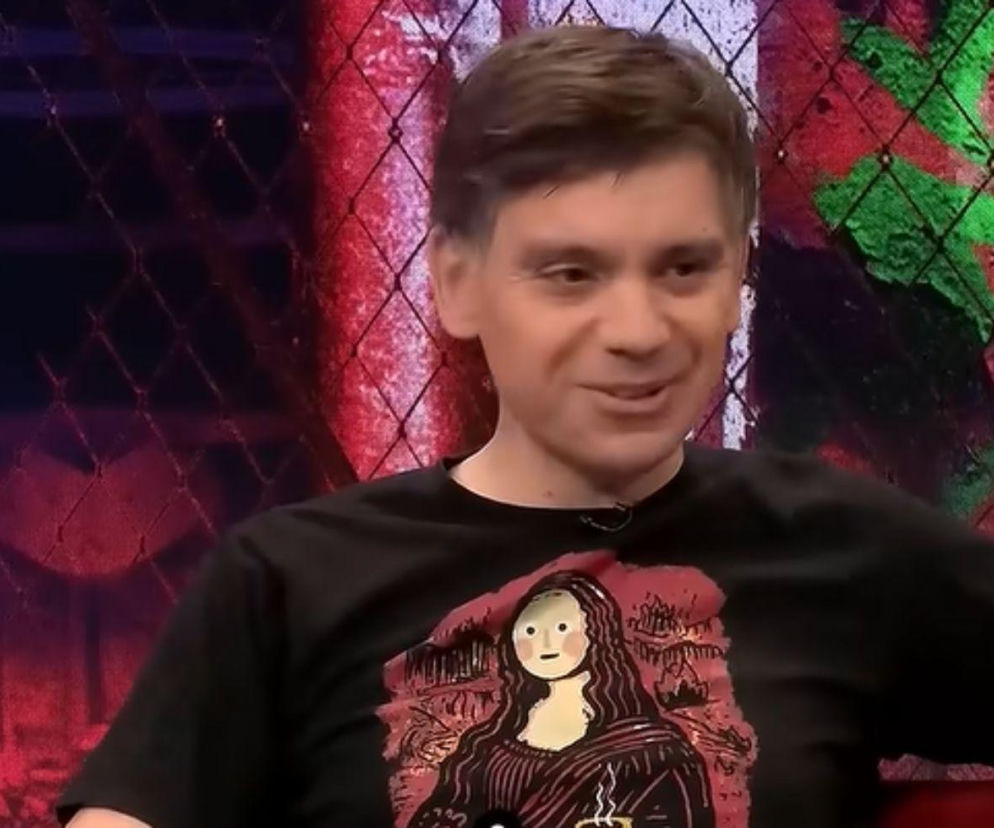 Uśmiechnięty Sebastian Rejent w koszulce z grafiką Mona Lisy. O kulisach jego pracy przeczytasz na Mediateka.