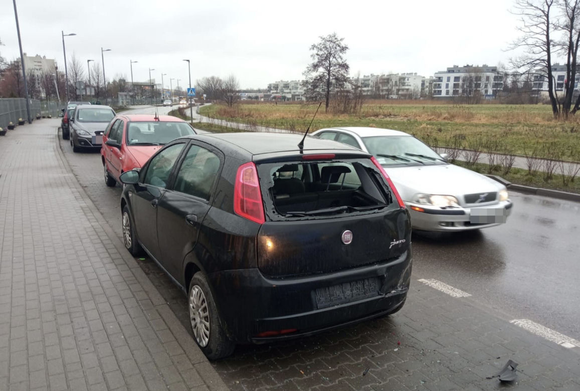 Wypadek na Białołęce. Autobus miejski skasował cztery samochody! Do szpitala trafiło 7-letnie dziecko