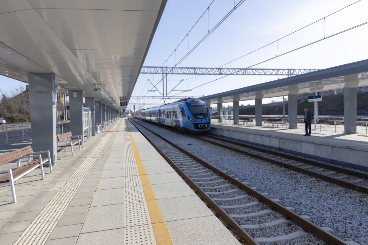 Podróż koleją ze Szczecina do Poznania coraz wygodniejsza. Modernizowane są kolejne stacje i przystanki