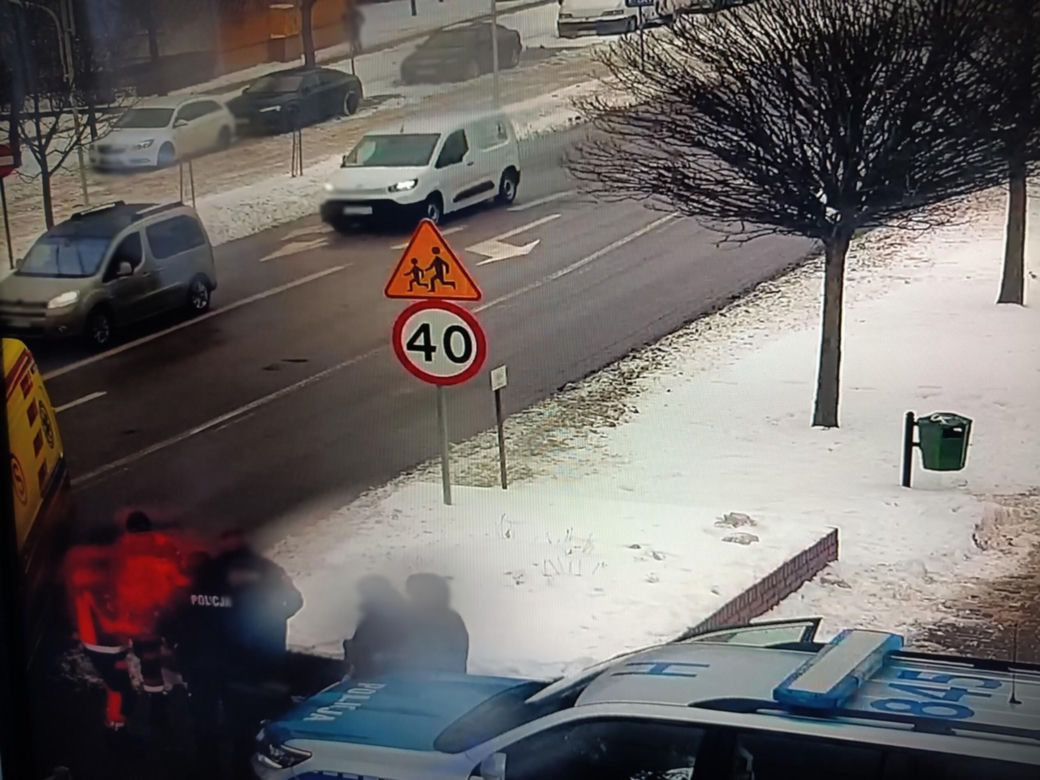 Senior padł na chodniku. Zamarzłby w śniegu, gdyby nie reakcja jednej osoby