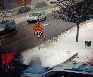 Senior padł na chodniku. Zamarzłby w śniegu, gdyby nie reakcja jednej osoby