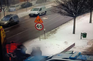 Senior padł na chodniku. Zamarzłby w śniegu, gdyby nie reakcja jednej osoby