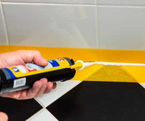 Jak poprawnie usunąć starą fugę i silikon oraz nałożyć nowy? Murator Remontuje