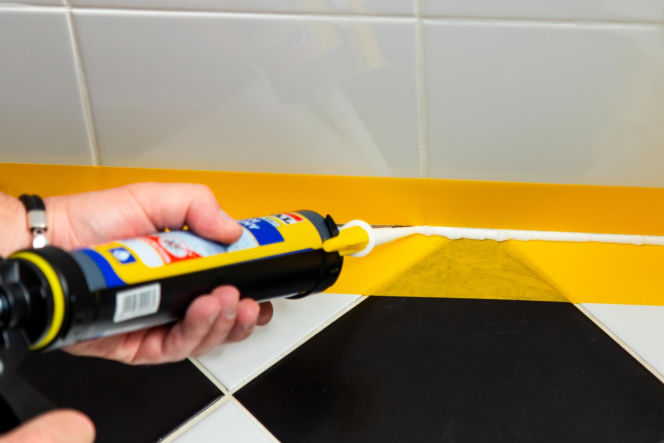 Jak poprawnie usunąć starą fugę i silikon oraz nałożyć nowy? Murator Remontuje