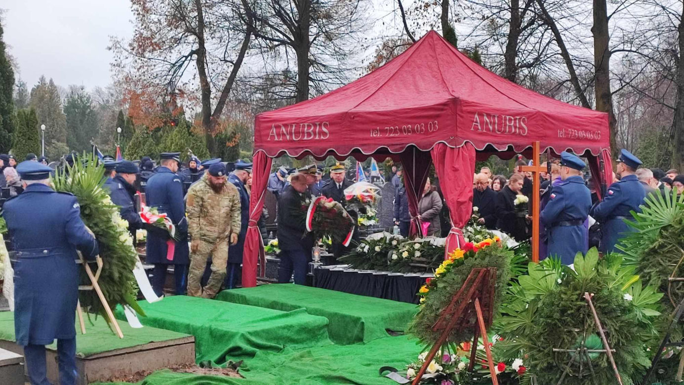  Wrocław. Ostatnie pożegnanie policjantów zastrzelonych na służbie. "Wasz tata jest bohaterem"