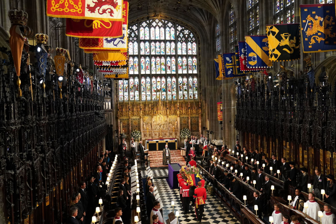 Trumna z ciałem Królowej przybyła do Westminsteru