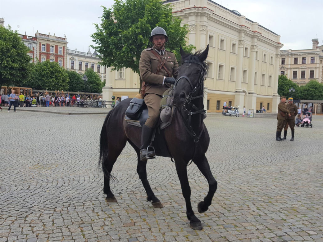 Przybyli ułani... świętować na Rynku w Lesznie