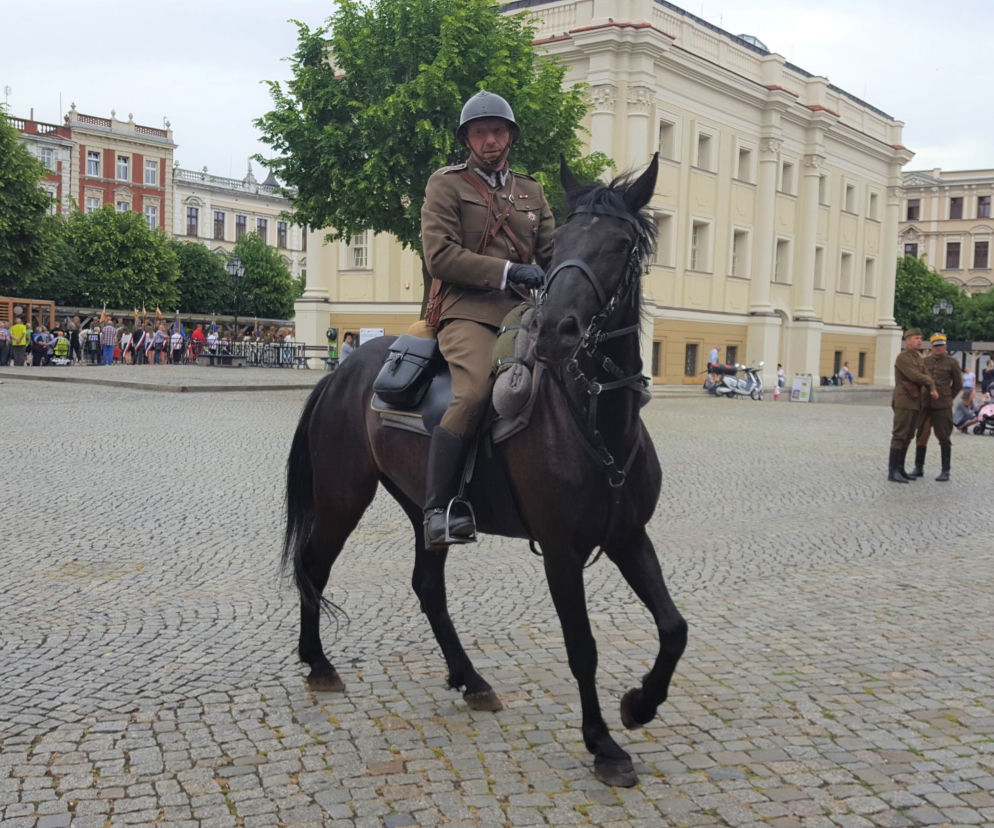 Przybyli ułani... świętować na Rynku w Lesznie