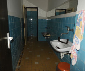 Lalka śpiąca w łóżku i urządzenia rehabilitacyjne. Co znajduje się w opuszczonym sanatorium przy polskiej granicy? [ZDJĘCIA]