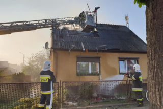 Pożar domu jednorodzinnego! Z budynku było słychać wołanie o pomoc! [ZDJĘCIA]