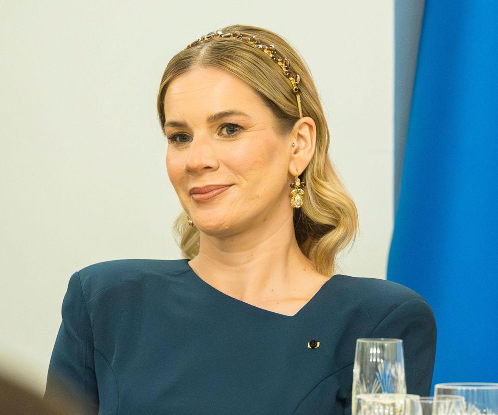 Pierwsza dama Marta Nawrocka w niebieskiej sukni. O szczycie poświęconym dzieciom w sieci przeczytasz na SE Polityka.