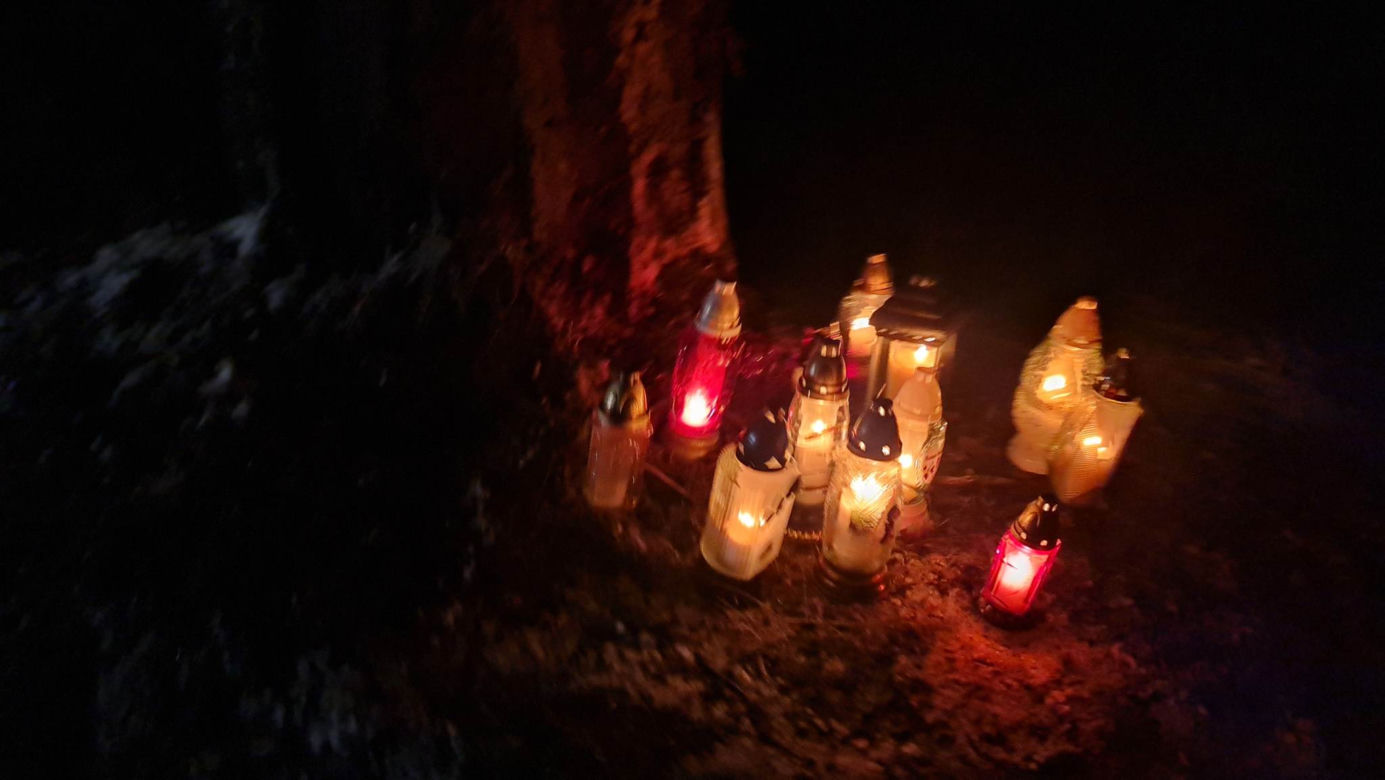 Pod Węgorzewem 25-latka rozbiła się na drzewie. Na miejscu tragedii płoną znicze