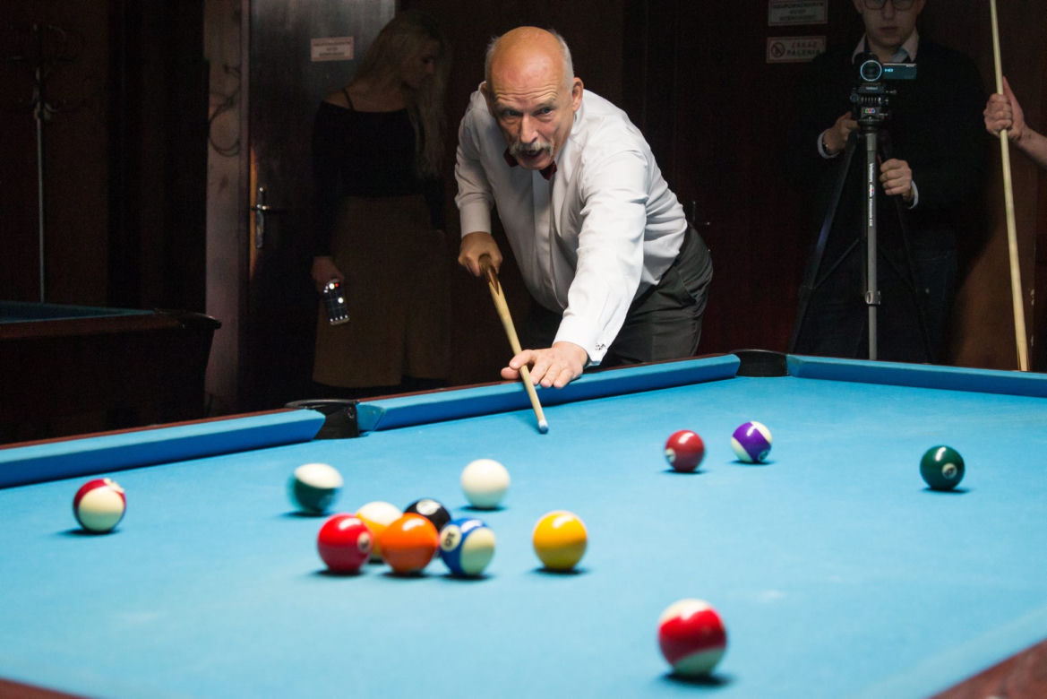 Korwin Mikke gra w bilard