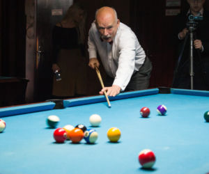 Korwin Mikke gra w bilard