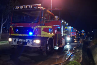 Potężny pożar zakładu produkcyjnego w Gręboszowie. W akcji kilkudziesięciu strażaków