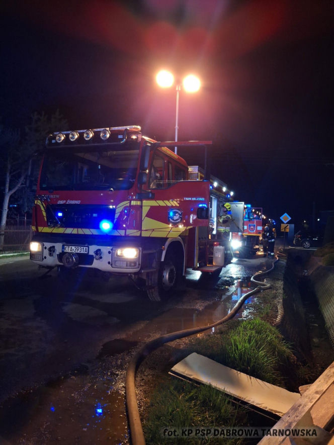 Potężny pożar zakładu produkcyjnego w Gręboszowie. W akcji kilkudziesięciu strażaków