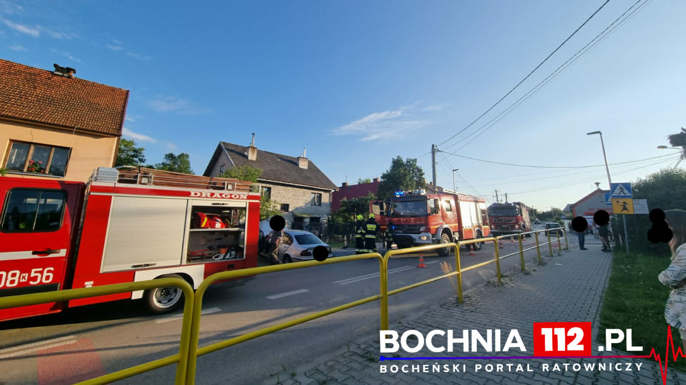 Brzeźnica. 24-letni kierowca bmw roztrzaskał się na dwóch ogrodzeniach