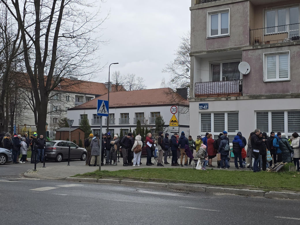 Kilkaset ludzi czeka przed wejściem do punktu obsługi grantobiorców w Tychach