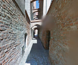 Najpiękniejsza uliczka w woj. warmińsko-mazurskim. Otwiera się tylko na kilka godzin