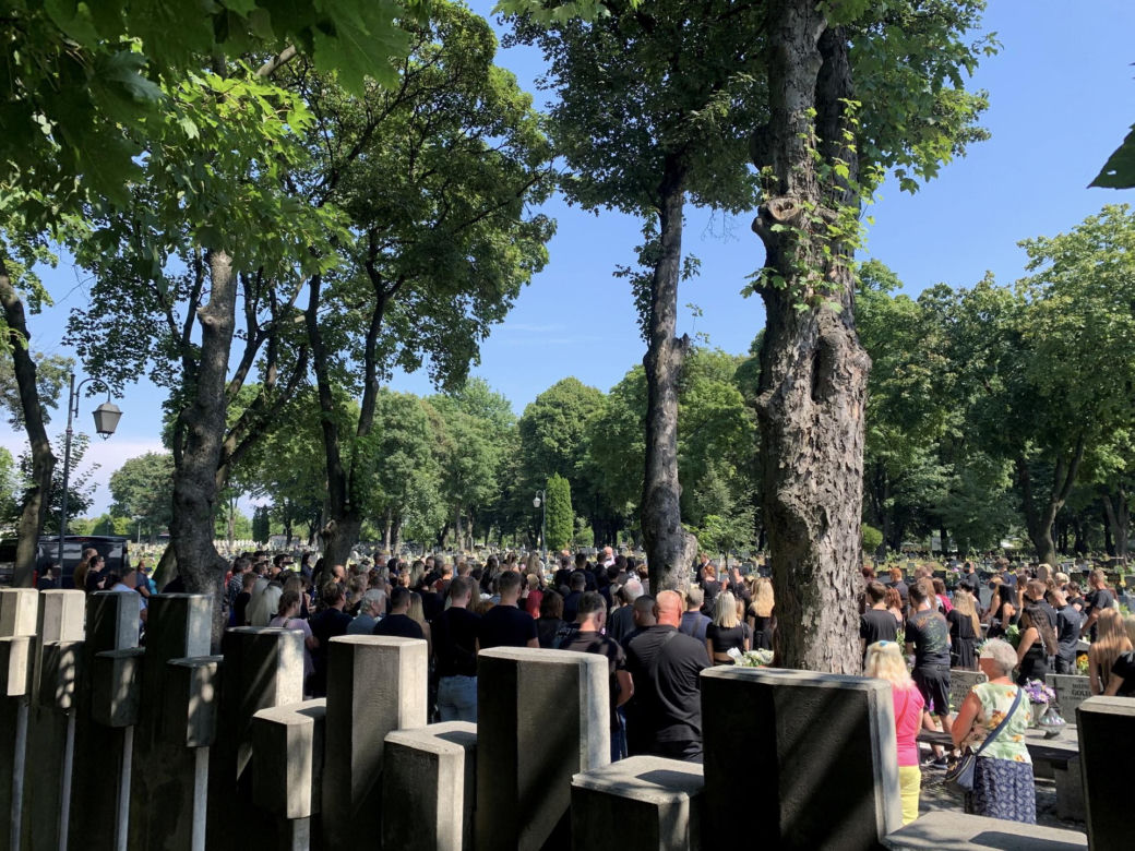 Pogrzeb 18-letniej Wiktorii. Biała urna z prochami spoczęła w grobie. Ból, który rozdziera serca