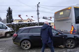 Zderzenie autobusu z dwoma autami w Skrzyszowie [ZDJĘCIA]