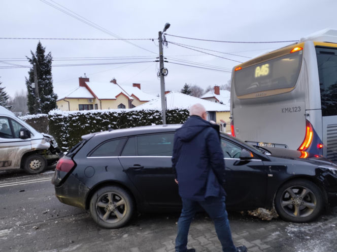 Zderzenie autobusu z dwoma autami w Skrzyszowie [ZDJĘCIA]