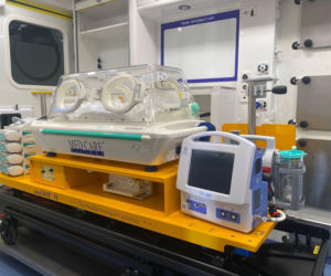 NEWAG przekazał krakowskiemu szpitalowi karetkę neanatologiczną