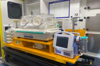 NEWAG przekazał krakowskiemu szpitalowi karetkę neanatologiczną