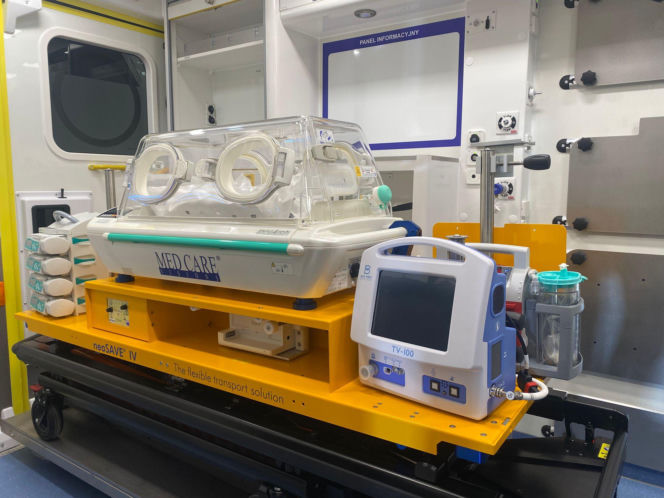 NEWAG przekazał krakowskiemu szpitalowi karetkę neanatologiczną